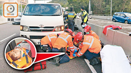 鐵騎士倒臥車頭險遭輾過。（冼耀華攝）