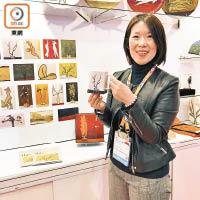 張錦莉展示以常玉名畫《花鳥》作為圖案嘅杯子，話係去年最熱賣商品。