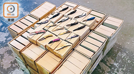 海關前日在一個貨櫃檢獲約五萬把彈簧刀，懷疑為違禁武器。（海關提供）