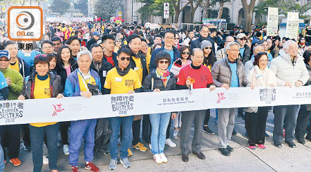 八百名市民參與模擬殘障人士的活動，藉此感受他們所面對困難。（何駿軒攝）