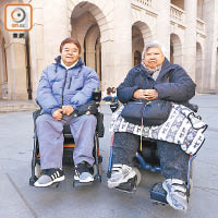 輪椅人士常面對別人的冷言冷語。左為劉先生、右為陳添娣。