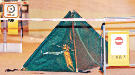 警方用帳篷蓋着墮樓青年的遺體。