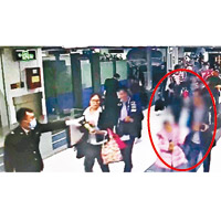 深圳海關人員（左）指向該對父女（紅圈示），要求他們接受檢查。（互聯網圖片）