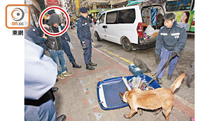 客貨車停在路邊，涉案司機（紅圈示）被捕。警犬到場協助搜證。（吳建明攝）