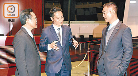 郭永亮（右）同蔡德昇（左）好留心咁聽周浩鼎（中）講解立法會嘅運作。