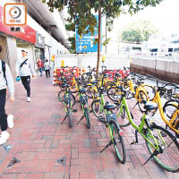 沙田<br>沙田鄉事會路停泊多輛共享單車，霸佔半條行人路。