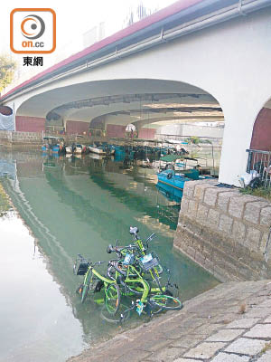 早前有大批共享單車遭人拋落林村河。