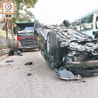 失事私家車「反肚」損毀。