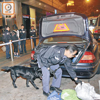 警召來緝毒犬搜車。