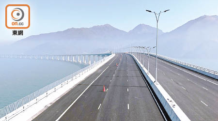 港珠澳大橋香港接線完成路面鋪裝及道路設施安裝工程，其中高架橋段負重荷載測試結果全部合格。（受訪者提供）