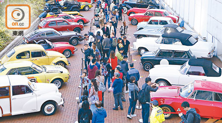 多部古董車昨日在香港汽車會嘉年華供市民觀賞。（黃知樂攝）