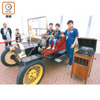 辛生（右）的父親約三年前購入這部百年古董車。