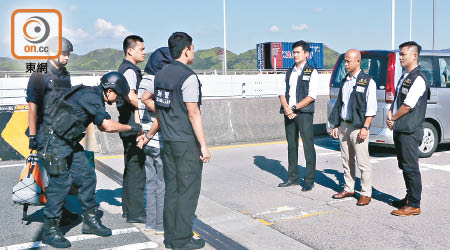 深圳警方在皇崗及落馬洲口岸之間的跨界橋上，正式將被告揭冠國交予港方處理。（資料圖片）