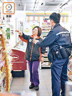 女職員協助警方調查。（吳建明攝）