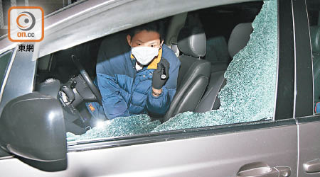 案發後警方在被擊毀車窗的七人車搜證。（資料圖片）