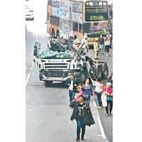 巴士無法駛過現場，乘客下車離去。（互聯網圖片）