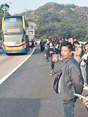受影響巴士乘客在公路等候轉車。（互聯網圖片）