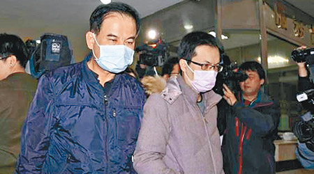 麻醉師葉春興（左）及醫生劉佳政（右）離開地檢署。（中時電子報圖片）