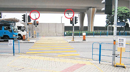 觀塘海濱道與勵業街交界路口已安裝「視像行人偵測器」（紅圈示）。（互聯網圖片）
