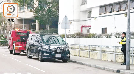 涉事七人車棄於路邊。（曾紹良攝）