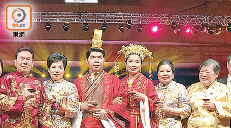 一對新人（左三及四）着紅色漢服行婚禮，吳漢良夫婦（左一及左二）、湯恩佳夫婦（右一及右二）打扮都一絲不苟。（余素月攝）