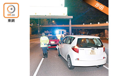 警員在撞車現場調查。（梁裔楠攝）