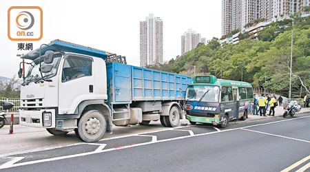 小巴無人駕駛越線撼貨車，警員在場調查。（馮溢華攝）