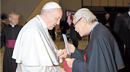 教宗（左）月初在梵蒂岡接見陳日君（右）。（美聯社圖片）