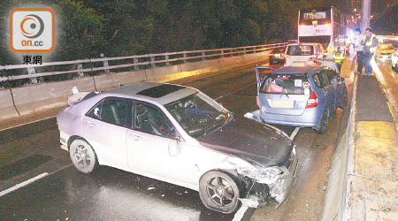 意外中多輛車相撞釀成五人傷。（吳建明攝）