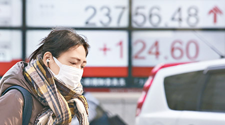 日本流感疫情持續，不少民眾都戴上口罩。（美聯社圖片）