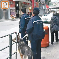 警方帶同警犬到場控制場面。（黃子喬攝）