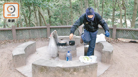 新加坡遊客煮咖喱羊腩驅寒。（黃子喬攝）