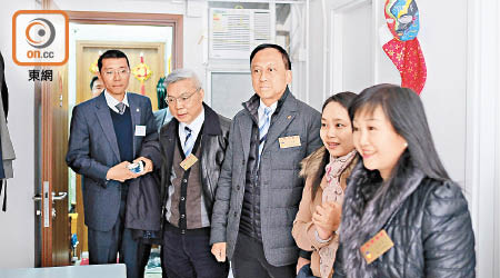 樂善堂及遠洋集團管理層參觀九龍城社會房屋單位。