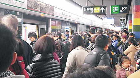 觀塘線車站月台一度擠滿候車乘客。（互聯網圖片）
