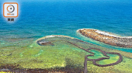 過百年歷史的澎湖石滬，利用潮汐漲退的原理捕魚，現成旅遊熱點。