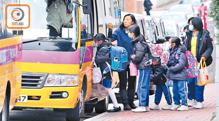 小學及幼稚園今起提早放新年假，校巴服務大受影響。（黃雄攝）