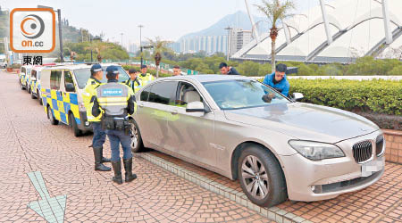 警員搜查寶馬房車。