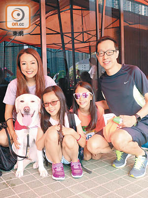 盧金榮（右一）一家人都好喜歡導盲犬。（受訪者提供）