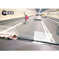 婦人推着車仔闖紅隧行過海。（互聯網圖片）