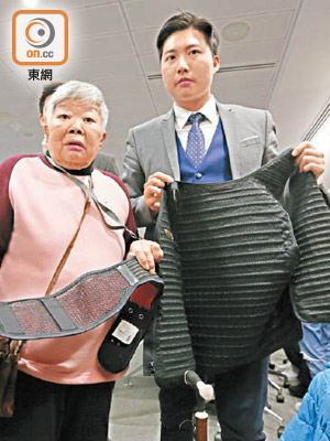 周婆婆（左）與丈夫投資了四百萬元，協助他的區議員余德寶（右）在記者會上展示一款十七萬元的背心。（黃偉邦攝）