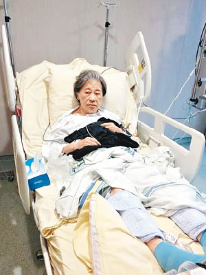 蔡堅在網絡上載身在醫院深切治療部的相片。（Choi Kin fb圖片）