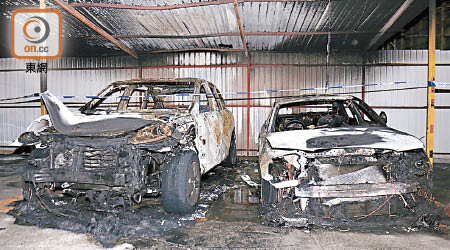 保時捷（左）及Audi遭嚴重焚毀。（梁穎福攝）