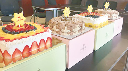議助開年蛋糕嘅插牌被錯寫為「政助好嘢」。（互聯網圖片）