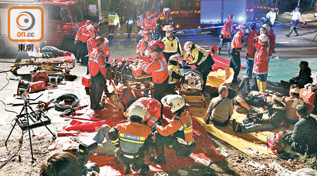 救護員替傷者包紮並分流送院。