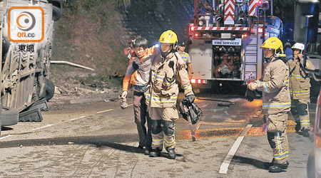 消防員拯救巴士意外中的傷者。