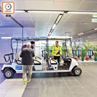 用作「駁腳」的電動車全碼頭只啟用一架，不少長者及小孩需輪候一至兩班車才能成功乘搭。