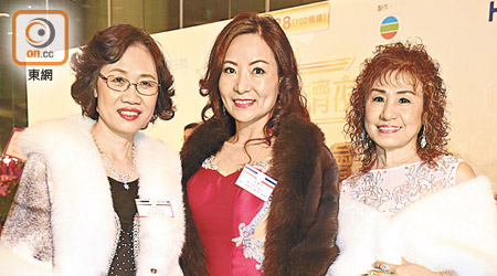 仁濟總理孫蔡吐媚（左起）、鄭李華熙及柯清輝太太都盛裝打扮出席晚宴。