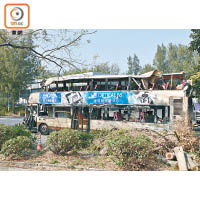 肇事巴士被扣留大欖涌車輛檢驗中心。（徐晏義攝）