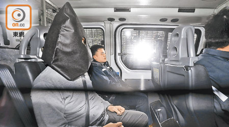 被告陳浩明現被控一項危險駕駛引致他人死亡罪，昨由警車押解提堂。（陳德賢攝）