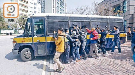 被告陳浩明由囚車押走。